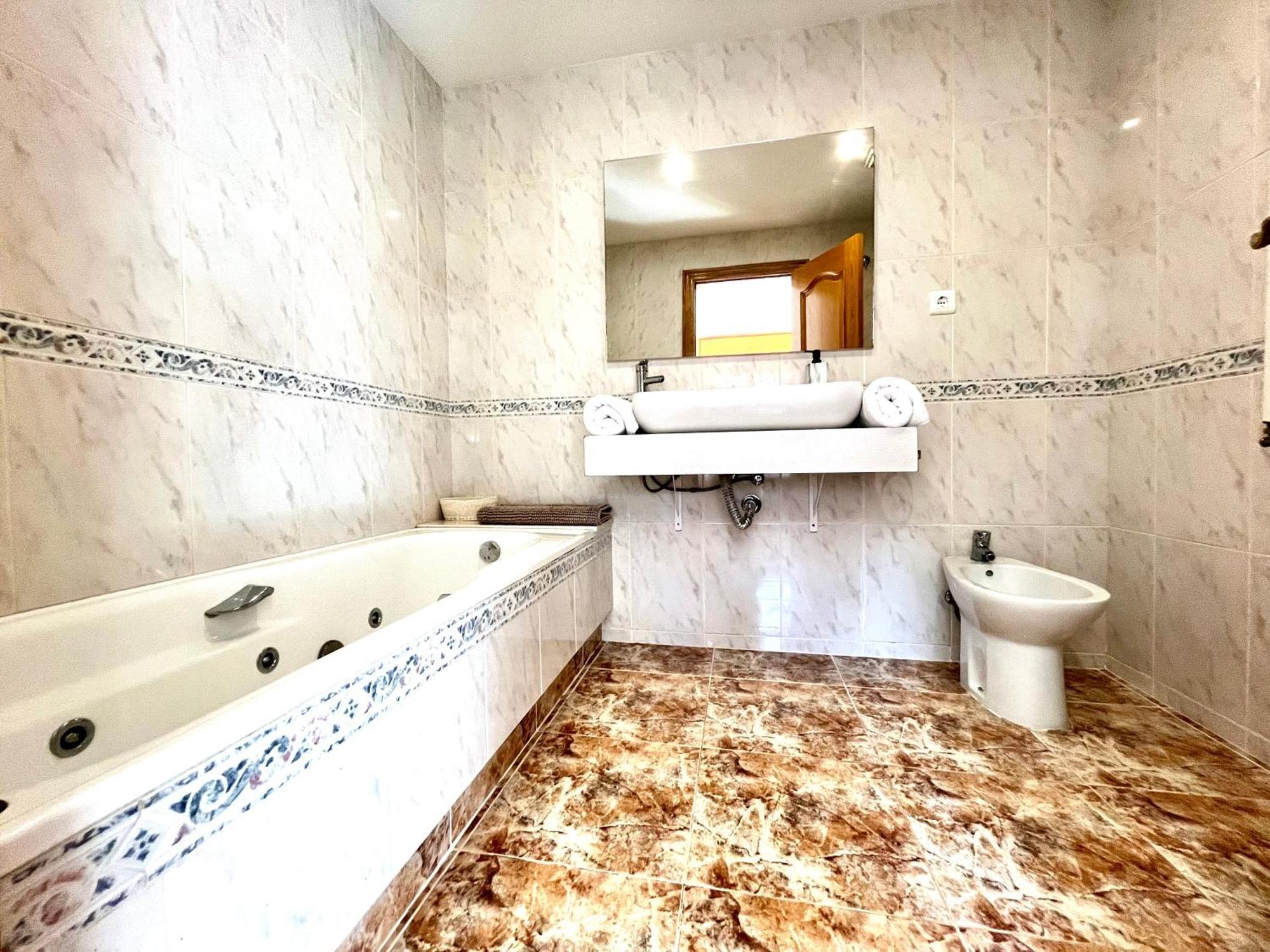 Amplio Apartamento, 5 Camas Sant Esteve Sesrovires Exterior foto