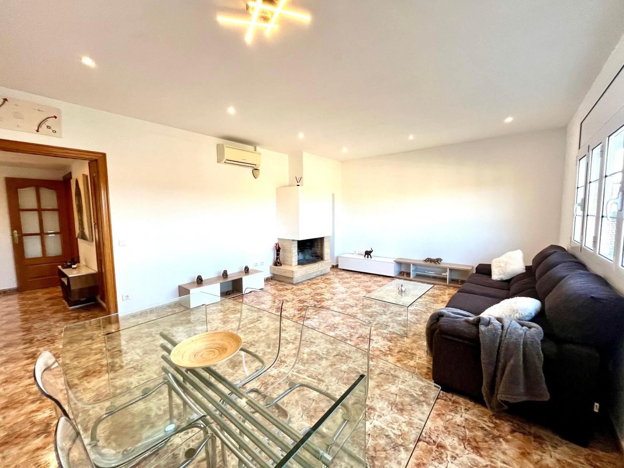 Amplio Apartamento, 5 Camas Sant Esteve Sesrovires Exterior foto